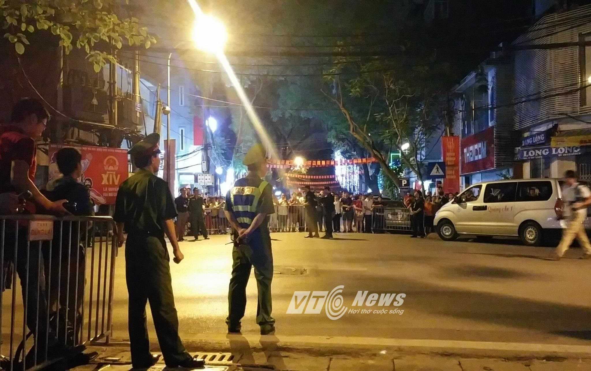 Lực lượng an ninh đã dựng rào chắn hạn chế phương tiện lưu thông (ảnh: Tùng Đinh)