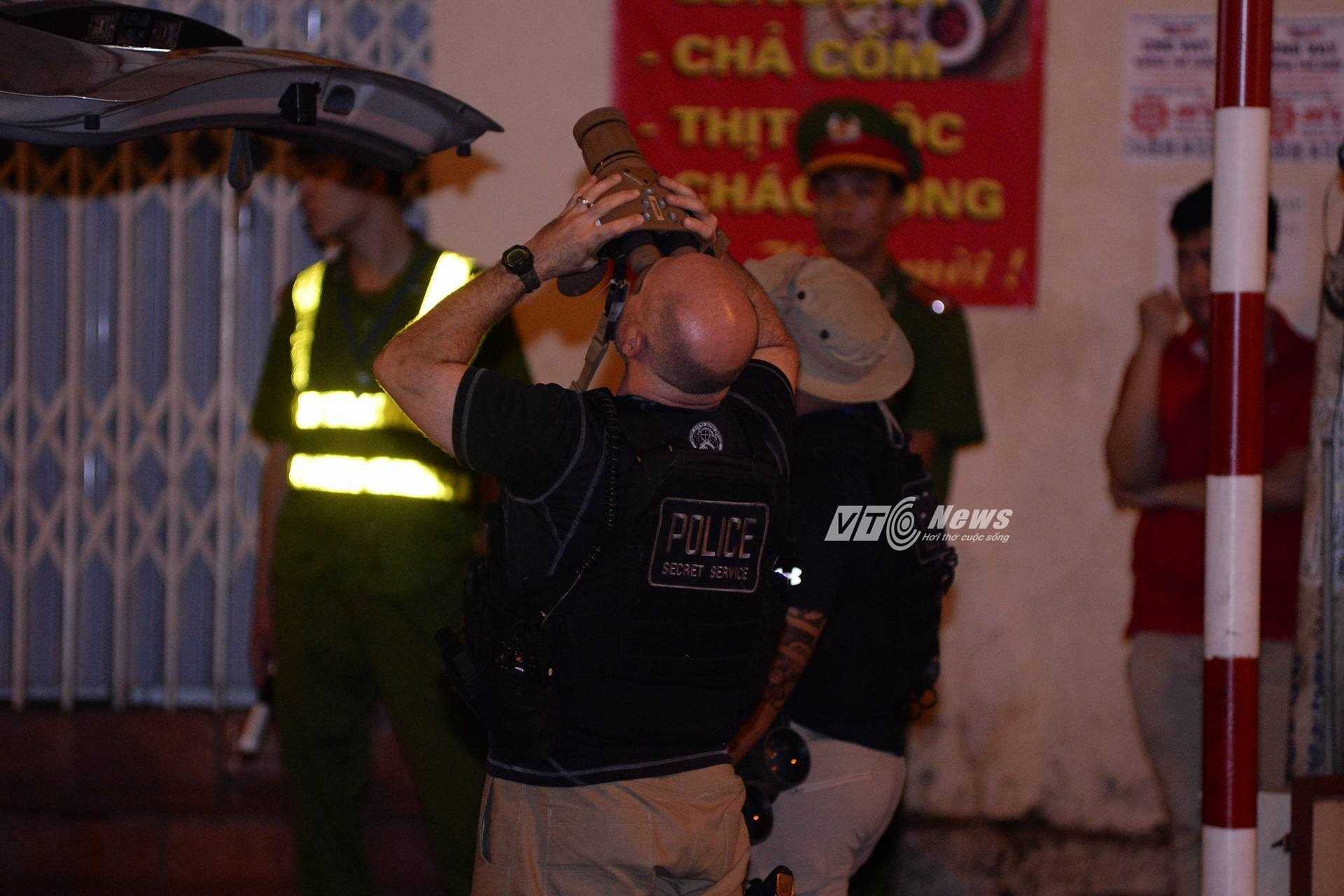Đặc vụ Mỹ kiểm tra an ninh bằng ống nhòm hồng ngoại (ảnh: Tùng Đinh)
