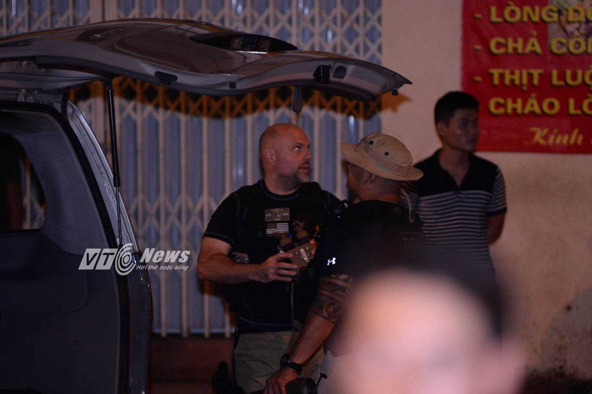 Đặc vụ Mỹ kiểm tra an ninh bằng ống nhòm hồng ngoại (ảnh: Tùng Đinh)