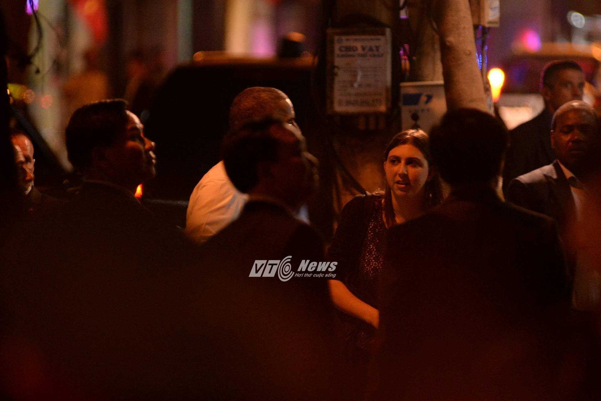 Tổng thống Obama xuất hiện trên phố Lê Văn Hưu (ảnh: Tùng Đinh)