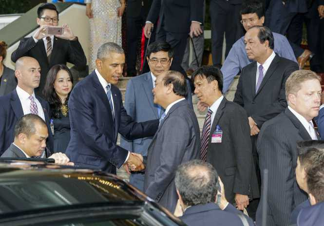 Thủ tướng Nguyễn Xuân Phúc đón Tổng thống Obama trước cuộc hội kiến - Ảnh: Việt Dũng