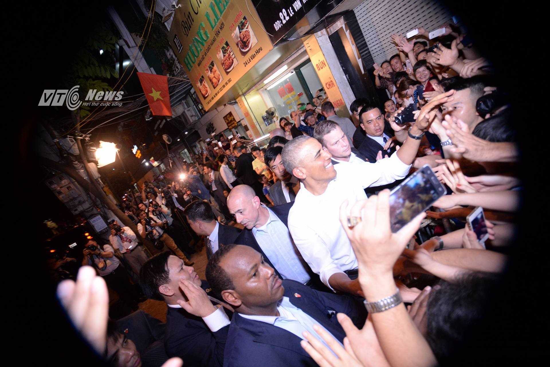 Ông Obama trong vòng tay chào đón của người dân Việt Nam tối 23/5 (Ảnh: Tùng Đinh)