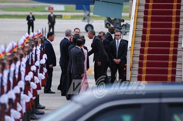 Tổng thống bắt tay chào các quan chức (Ảnh: Tùng Đinh)