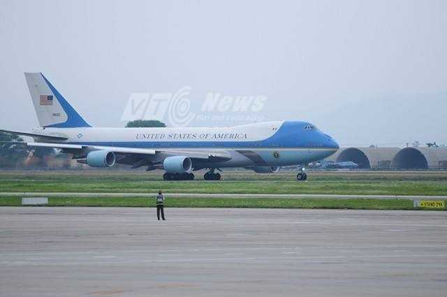 Đến khoảng 14h15 chiều 25/4, chuyên cơ của tổng thống Mỹ vào vị trí chuẩn bị cất cánh (Ảnh: Tùng Đinh)