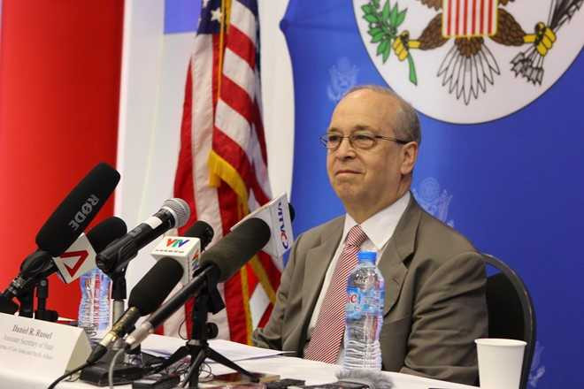 Trợ lý Ngoại trưởng Mỹ, ông Daniel Russel trong cuộc họp báo tại Hà Nội sáng 10/5