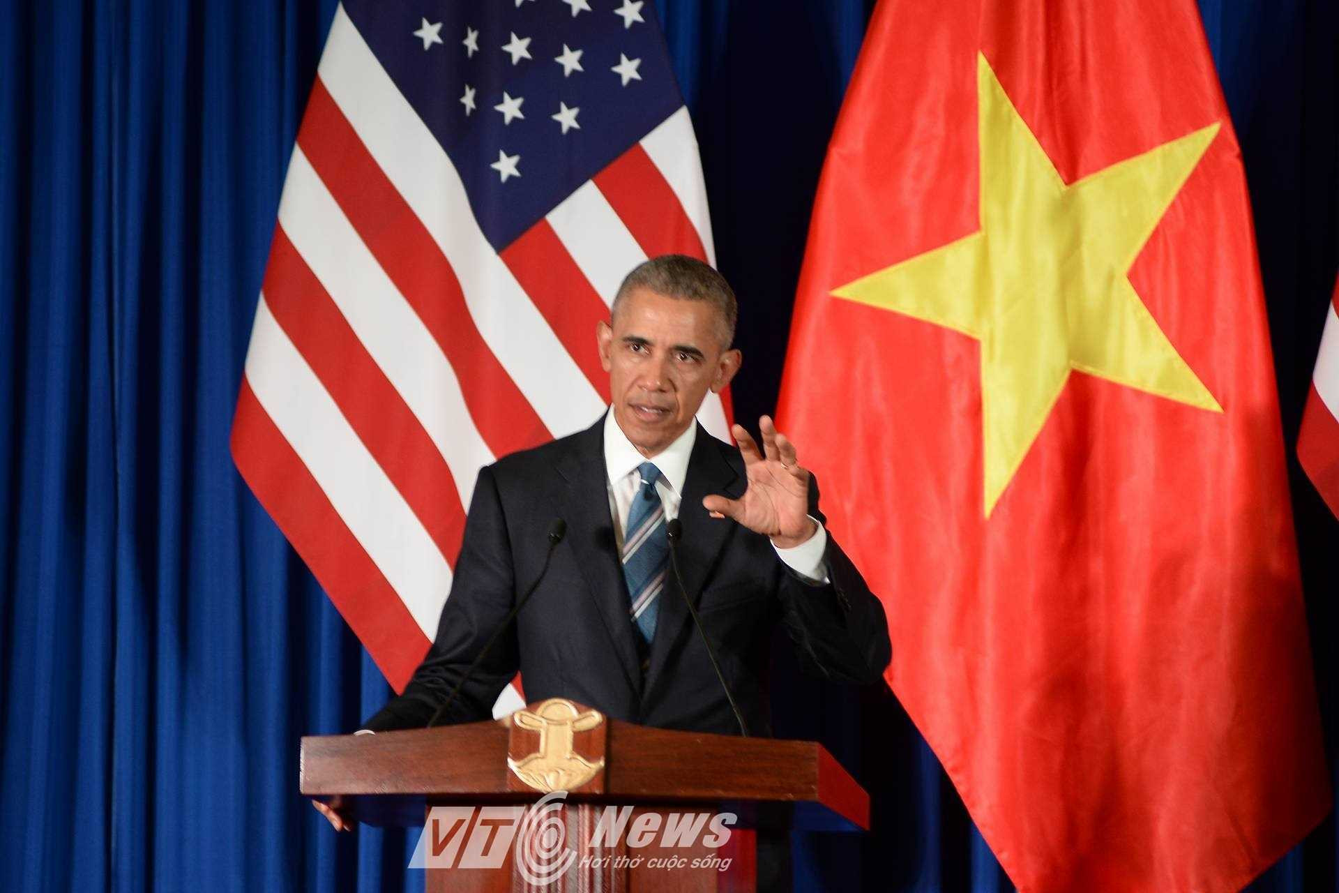 Tổng thống Obama: 'Tôi rất ấn tượng người dân đứng đợi dọc đường hôm nay'