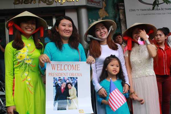 Người dân háo hức đón chờ ông Obama ảnh: Vietnamnet