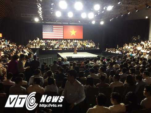 Tổng thống Obama trò chuyện với 800 'thủ lĩnh trẻ' Việt Nam