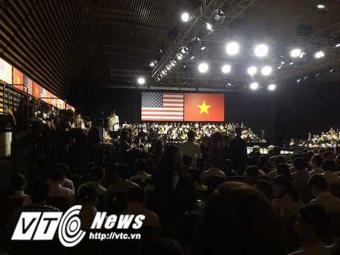 Các bạn trẻ có mặt từ sớm, ngồi kín hội trường