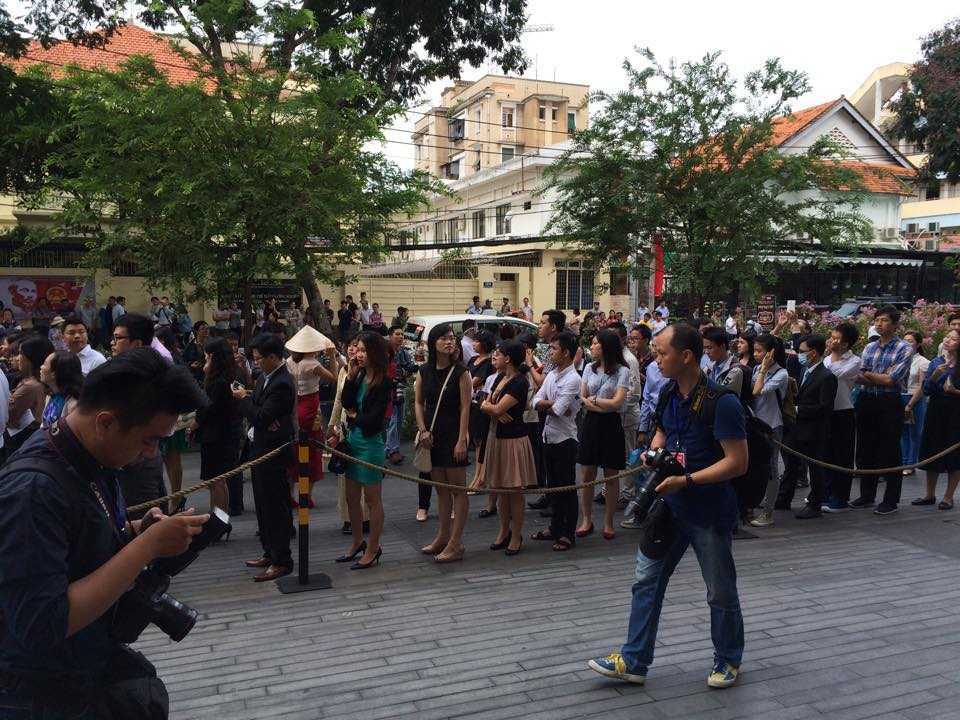 Hàng trăm bạn trẻ xếp hàng từ sáng sớm ở GEM Center đợi Tổng thống Obama