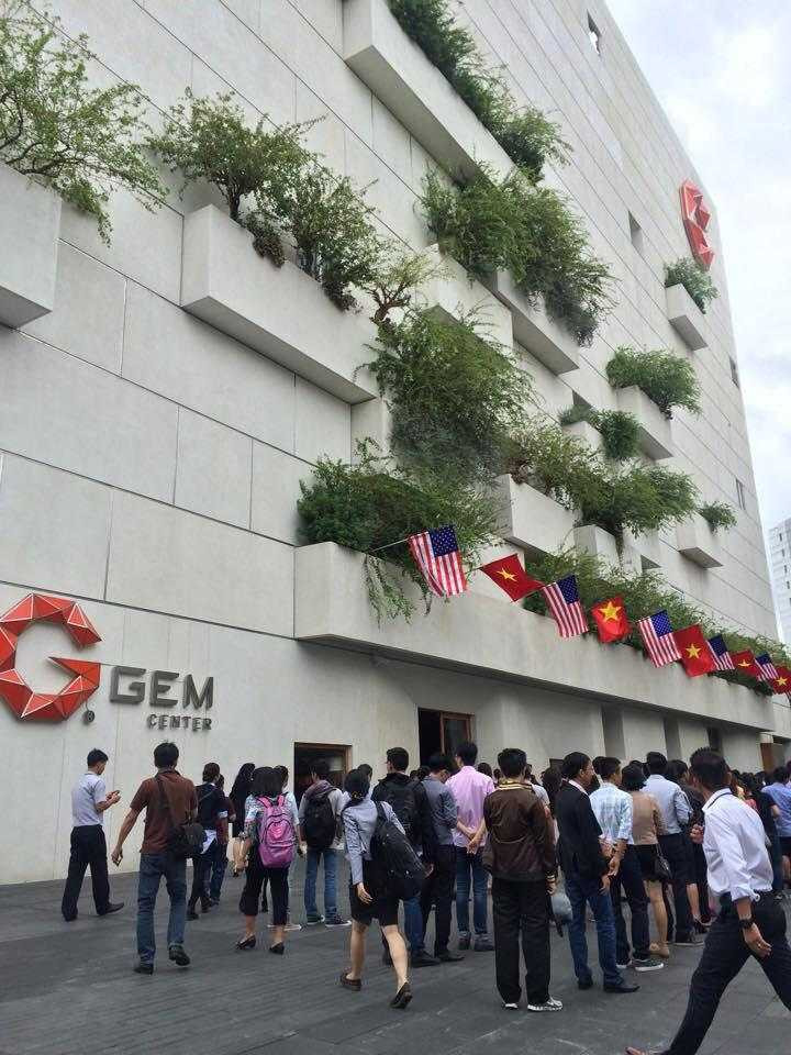 Hàng trăm bạn trẻ xếp hàng từ sáng sớm ở GEM Center đợi Tổng thống Obama