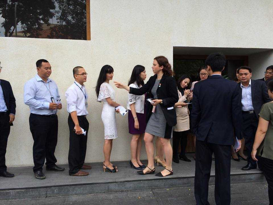 Hàng trăm bạn trẻ xếp hàng từ sáng sớm ở GEM Center đợi Tổng thống Obama