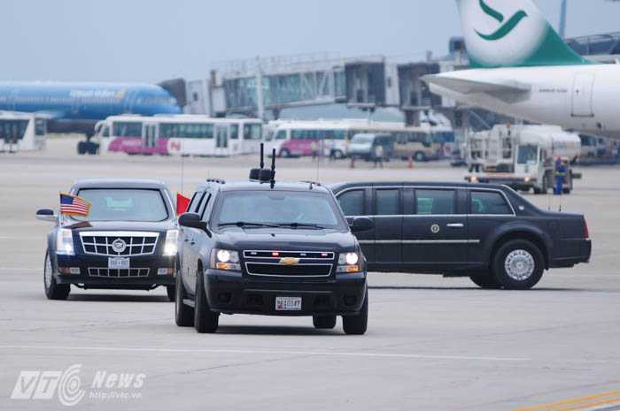 2 chiếc The Beast đến sân bay Nội Bài lúc 14h - Ảnh: Tùng Đinh