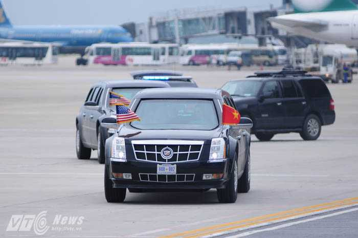The Beast chở Tổng thống Obama tiến về phía cửa sân bay