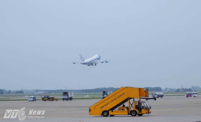 Máy bay chở Tổng thống Obama thẳng hướng TP.HCM - Ảnh: Tùng Đinh