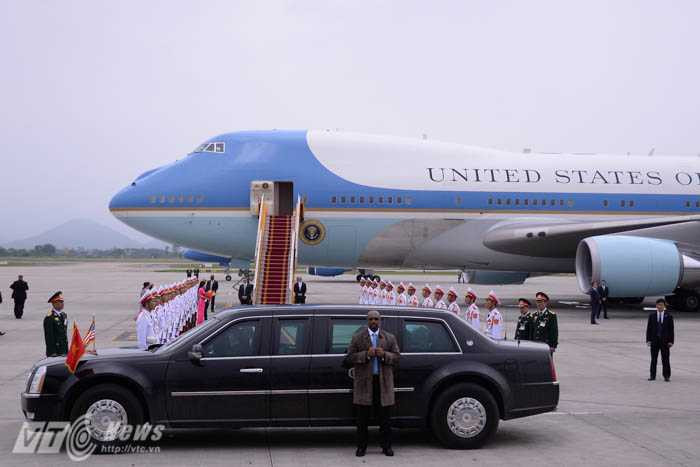 Ô tô của Tổng thống Mỹ đỗ trước thảm đỏ dẫn đến cầu thang của Air Force One - Ảnh: Tùng Đinh