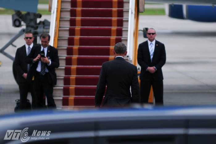 Tổng thống Obama rời The Beast tiến về phía chuyên cơ - Ảnh: Tùng Đinh