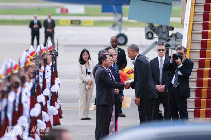 Tổng thống Mỹ bắt tay chào các cán bộ Việt Nam tại sân bay - Ảnh: Tùng Đinh