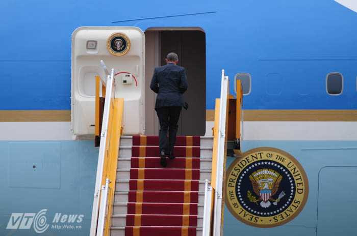 Người đứng đầu Nhà Trắng bước nhanh lên chuyên cơ - Ảnh: Tùng Đinh