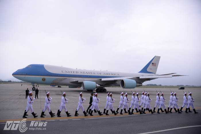 Đội danh dự di chuyển qua Air Force One trước khi máy bay cất cánh - Ảnh: Tùng Đinh