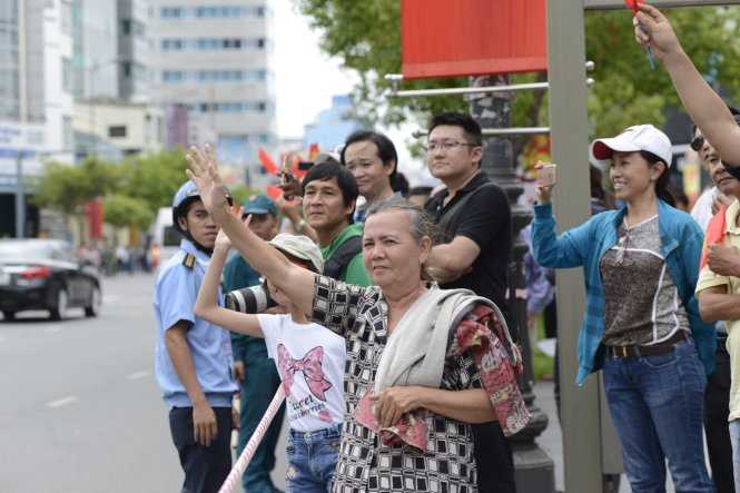 Người dân đội nắng