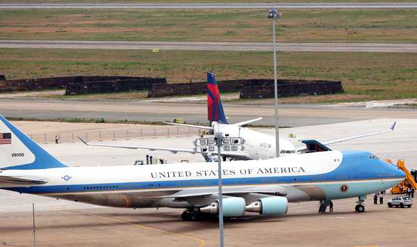 Chuyên cơ Air Force One chở Tổng thống Barack Obama ở sân bay Tân Sơn Nhất. Ảnh: Đức Đồng
