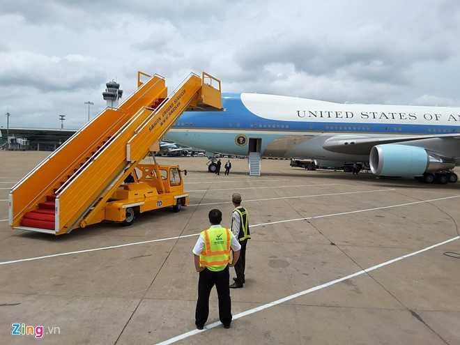 Tổng thống Obama vẫy tay chào tạm biệt Việt Nam