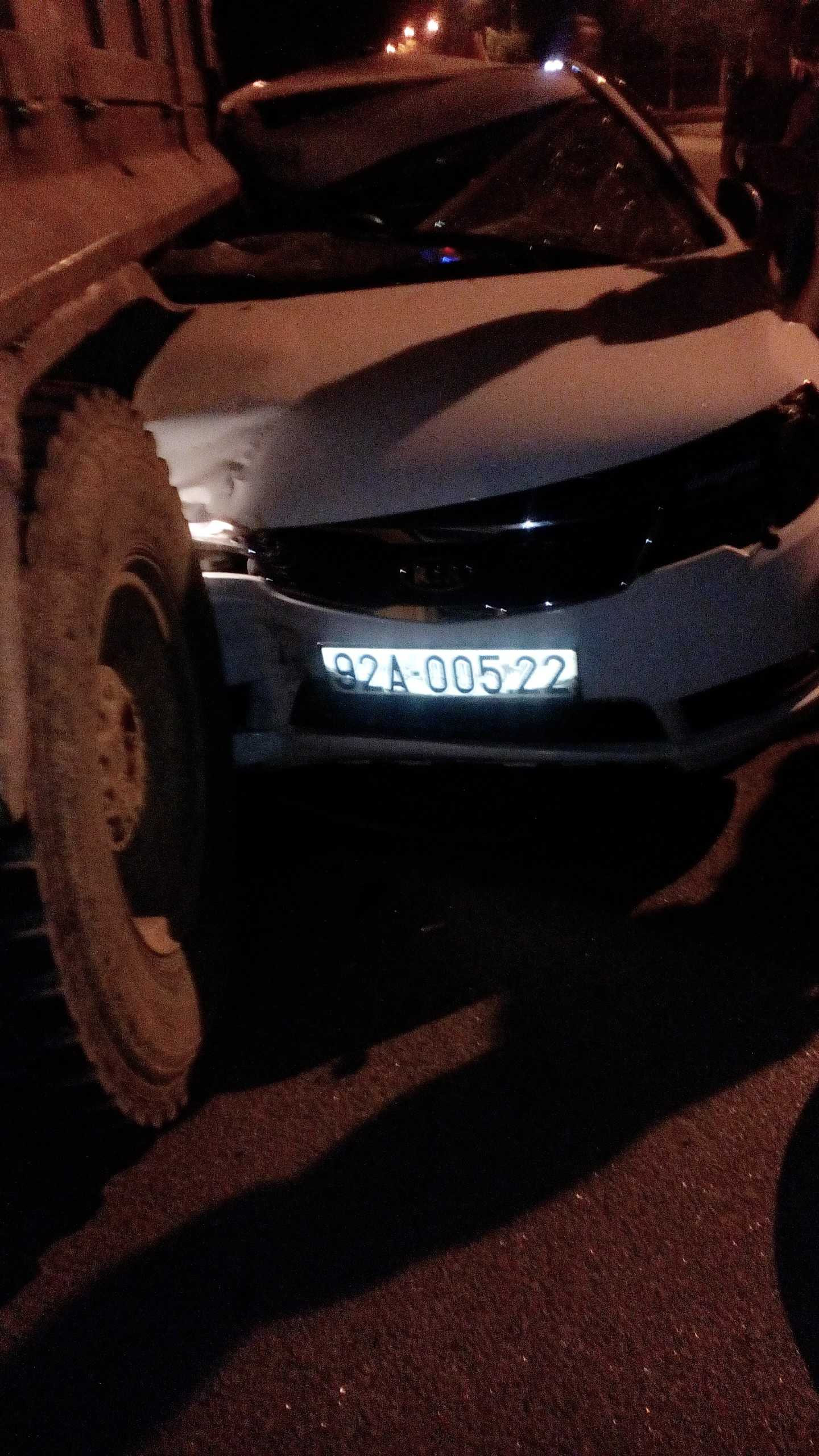 Cán bộ huyện điều khiển xe ô tô tự tông vào xe tải đậu ven đường, tử vong.