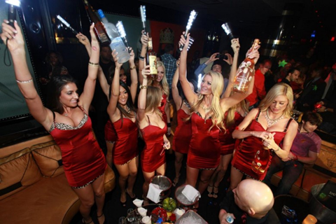 Phục vụ rượu. Các hot girl chân dài phục vụ rượu hay đồ uống trong các quán bar, nhà hàng, quán ăn ... luôn nhận được sự chú ý đặc biệt và là nhân tố giúp tăng lượng khách hàng lên đáng kể