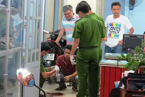 Ông D. sau khi bị đâm thì chạy sang nhà người thân gần đó gục xuống và được đưa đi cấp cứu nhưng không qua khỏi