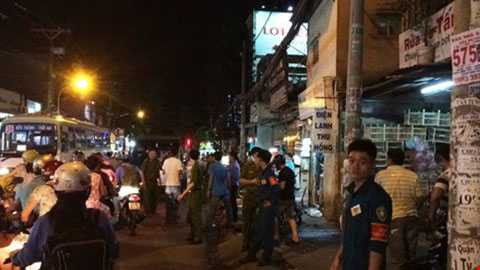 Lực lượng chức năng quận Gò Vấp phối hợp với các bên liên quan đến hiện trường khám nghiệm, xử lý vụ việc