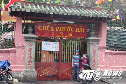 Ngôi chùa đóng cửa từ rất sớm để tiến hành chỉnh trang, lau dọn