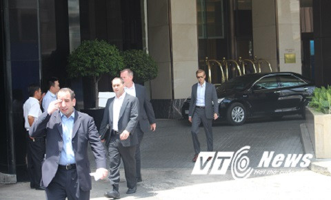 Một đội kiểm tra tại khách sạn Caravelle