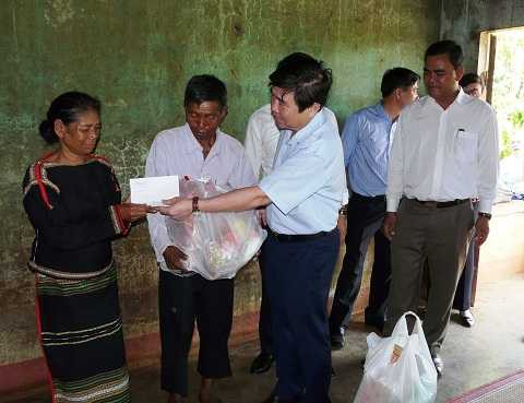 Lãnh đạo TP.HCM trao quà cho hộ đồng bào bị thiệt hại hạn hán-Ảnh:TH