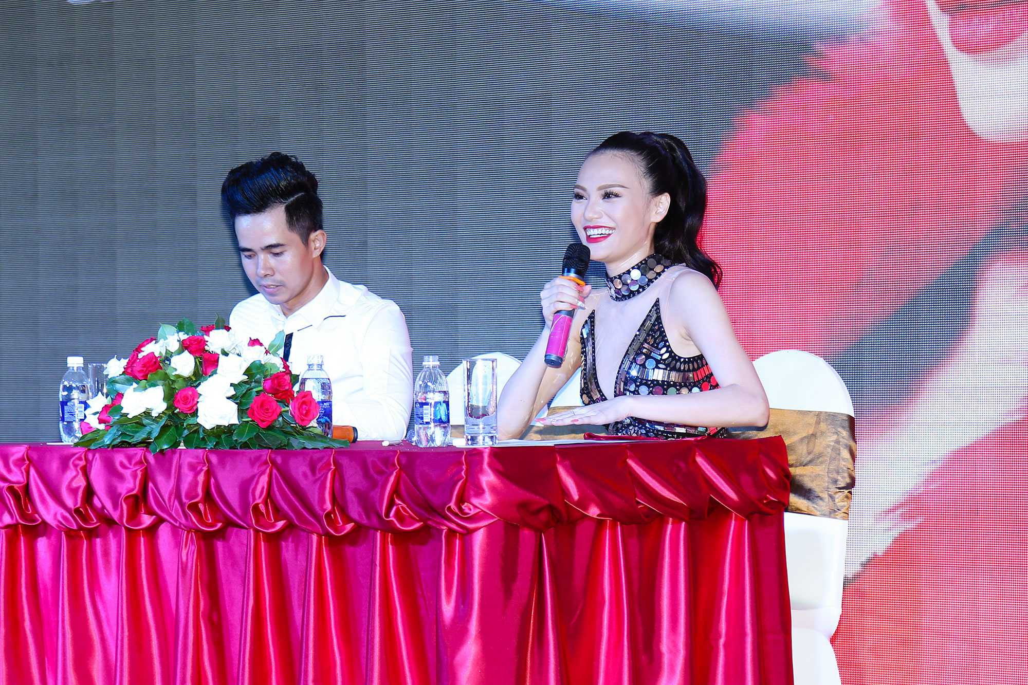 Trà My Next Top xinh đẹp, quấn quýt bên người yêu lớn tuổi