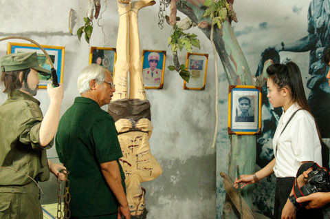 Ông Lâm Văn Bảng, giám đốc Bảo tàng các chiến sĩ tù đày Phú Quốc tả lại cảnh tra tấn tù binh cho nữ diễn viên trẻ Mỹ Hiền