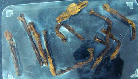 Những chiếc đinh đóng vào người tù binh cộng sản thu được trong các cuộc khai quật hài cốt