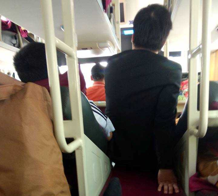 Xe Lam Vũ nhồi nhét khách, tự ý thu vé giá cao. (Ảnh bạn đọc cung cấp)