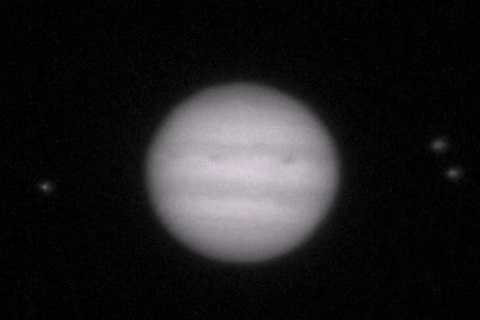 Điểm sáng nhỏ được xem là các hành tinh va chạm với sao Mộc.