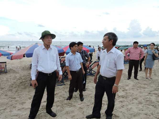 Ông Nguyễn Hồng Lĩnh (đội mũ tai bèo) thị sát tại Bãi Sau, Vũng Tàu chiều 18-5 - Ảnh: Đông Hà