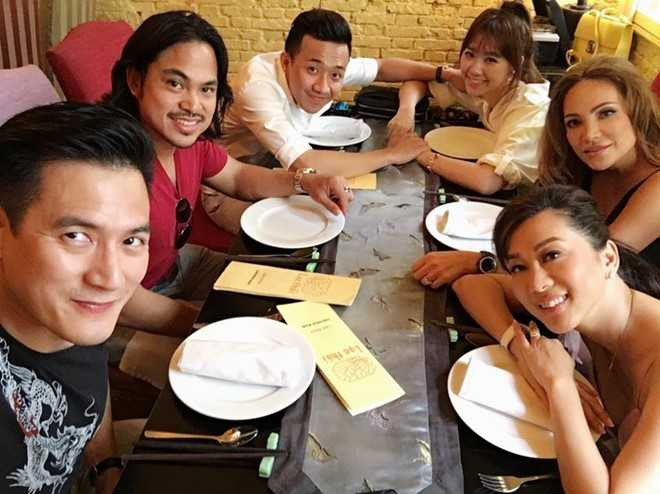 Trấn Thành nắm chặt tay người yêu. Ảnh: FBNV