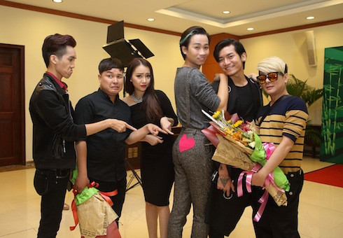 Các thí sinh nhí nhảnh trong buổi họp báo.