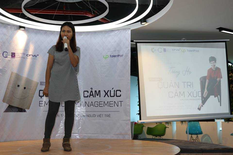 Nhà văn Trang Hạ khuyên các bạn trẻ nên nhìn nhận vấn đề theo các hướng khác nhau, tránh để bị rơi vào bẫy cảm xúc