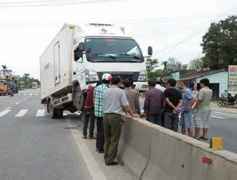 Tài xế và người dân đang tìm cách đưa xe mắc kẹt ra ngoài