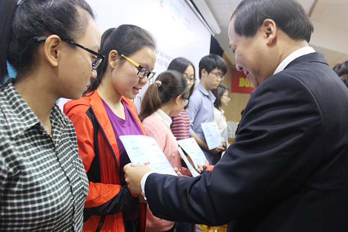 Trao gần 900 triệu tiền học bổng cho sinh viên nghèo vượt khó