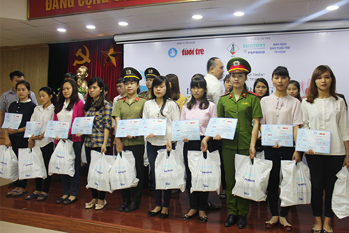 Trao gần 900 triệu tiền học bổng cho sinh viên nghèo vượt khó