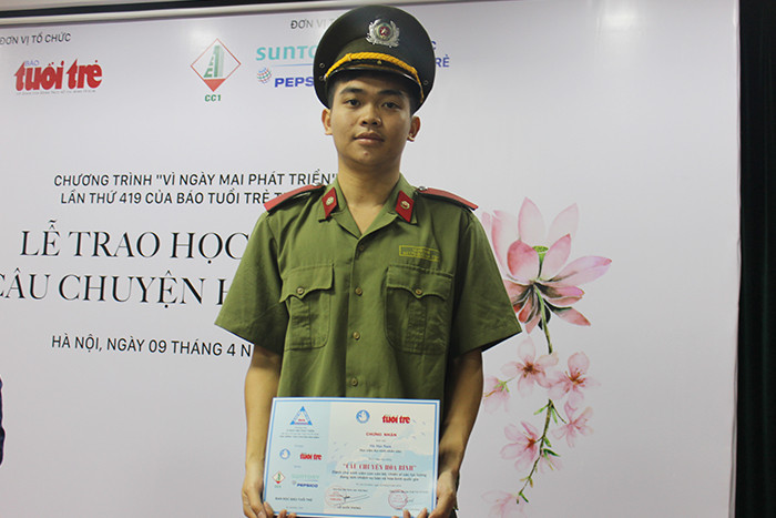 Trao gần 900 triệu tiền học bổng cho sinh viên nghèo vượt khó