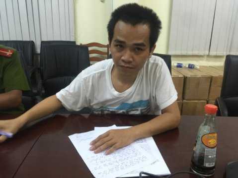 Lê Tiến Cường, người cầm đầu đường dây sản xuất bằng giả, tại cơ quan điều tra - Ảnh: Gia Minh