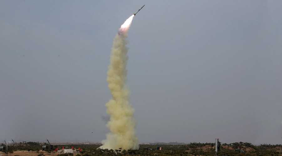 Vụ phóng thử một loại tên lửa phòng không thế hệ mới của Triều Tiên (Ảnh: KCNA/Reuters)