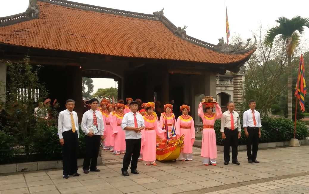 Đoàn tế lễ thôn Hiệp Lực, xã An Khê, huyện Quỳnh Phụ, tỉnh Thái Bình đã có mặt từ sáng sớm tại đền Hai Bà Trưng để dâng lễ và thắp hương tưởng nhớ.